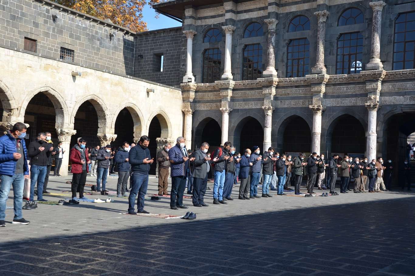 Diyarbakır'da yağmur için eller semaya açıldı Diyarbakır'da yağmur için eller semaya açıldı